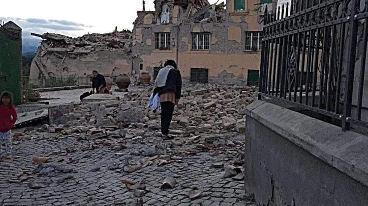 Así ha quedado una de las calles principales de Ametrice, una de las localidades más sacudidas por el terremoto de este miércoles en Italia EFE
