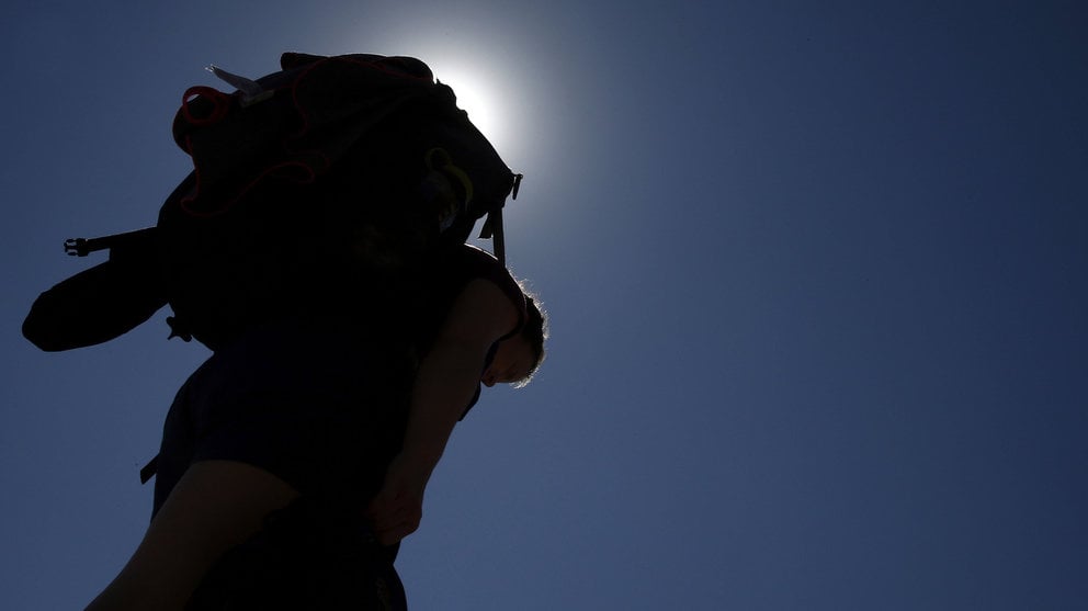 Un peregrino realiza el Camino de Santiago a su paso por la comarca de Pamplona bajo un intenso sol. Las imágenes del tiempo marcado por el calor vivido en Pamplona. EFE/Jesús Diges
