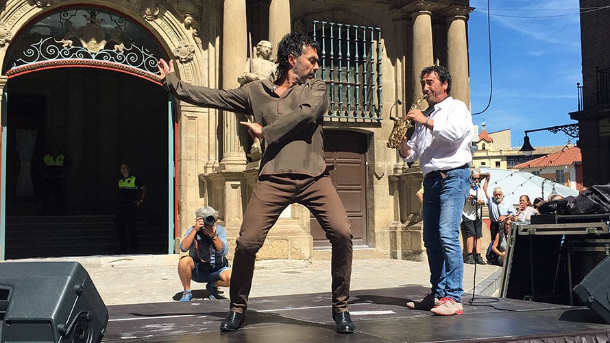 El bailaor Marcos Vargas y el saxofonista Josetxo Goia-Aribe interpretan un aurresku gitano con Flamenco On Fire