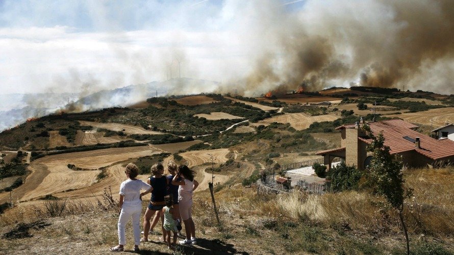 Un grupo de vecinas observan desde Pueyo el incendio desatado en Tafalla. EFE. JESÚS DIGES