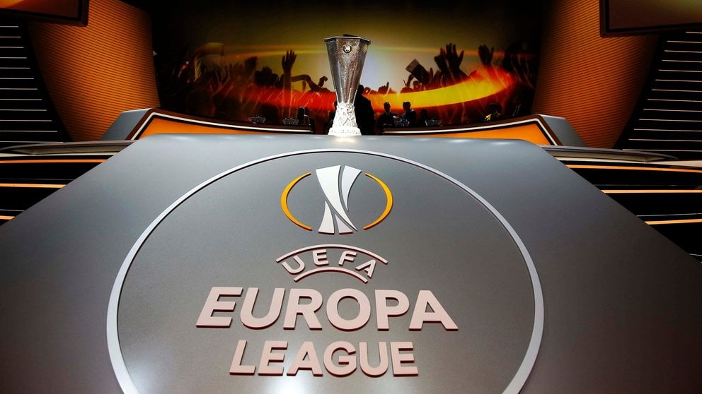 El trofeo de la UEFA Europa League es expuesto durante el sorteo de la Fase de Grupos celebrado en el Foro Grimaldi en Mónaco hoy, 26 de agosto de 2016. EFE/Sebastien Nogier