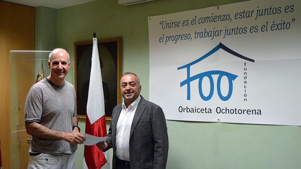 Iñaki Orbaiceta Ochotorena entrega la donación a Pedro Herrero Vilas Cruz Roja