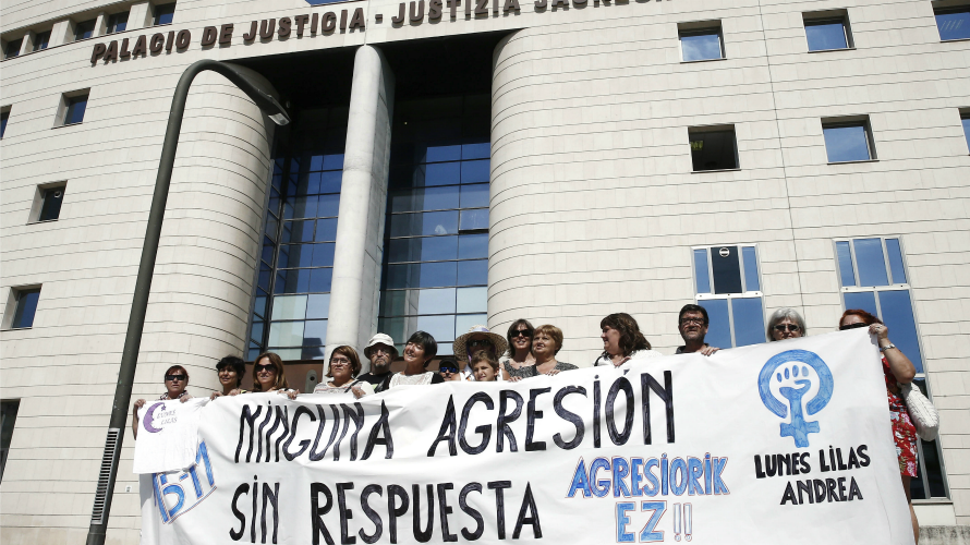 Los colectivos Lunes Lilas, Andrea y Gafas Moradas en una concentración del pasado septiembre en la que pedían que se aplique la legislación navarra al caso de la violación colectiva de Sanfermines. EFE Diges