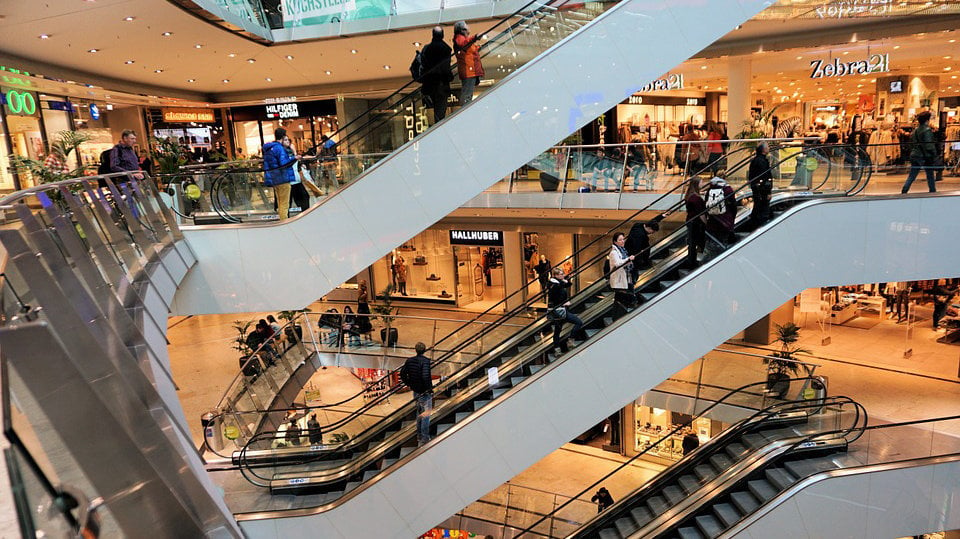 Imagen de archivo de las escaleras mecánicas de un gran centro comercial