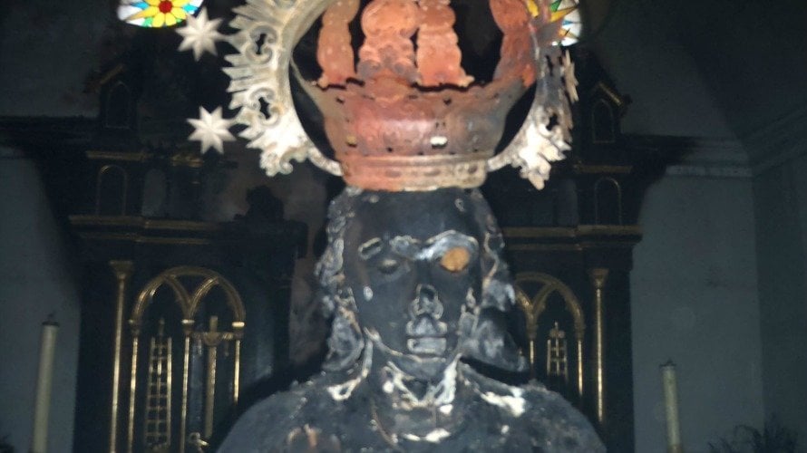Imagen de una de las figuras y del retablo seriamente afectados en el incendio de Fontellas.