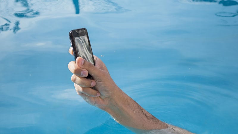 Teléfonos móviles resistentes al agua, uno de los motivos que ha provocado más reclamaciones en Consumidores Irache durante este verano.
