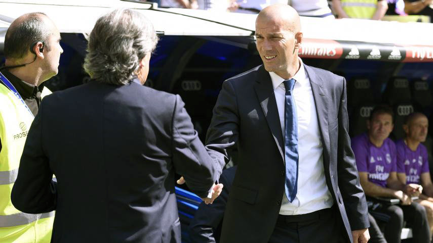 Zidane y Martín se saludan antes del partido entre Real Madrid y Osasuna (LaLiga)