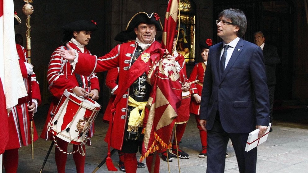 El presidente de la Generalitat, Carles Puigdemont (d), recibe a una representación de los Miquelets de Cataluña y de la Associació de Recreació Històrica La Coronela en el Palau de la Generalitat, dentro de los actos conmemorativos de la Diada nacional de Cataluña. EFE/Marta Pérez