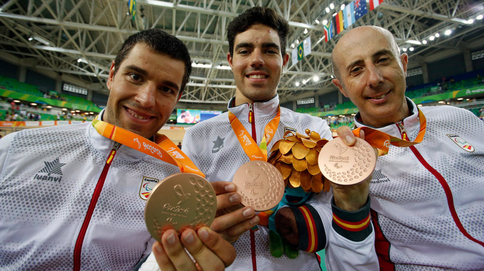 Los españoles Alfonso Cabello Llamas (c), Amador Granados Alkorta (d) y Eduardo Santas Asensio (i) posan con sus medallas de bronce luego de ganar el tercer lugar hoy, domingo 11 de septiembre de 2016, durante la competencia de ciclismo de pista en la categoría de velocidad por equipos, de los Juegos Paralímpicos Río 2016, en Río de Janeiro (Brasil). EFE/Mikael Helsing/CPE/SOLO USO EDITORIAL