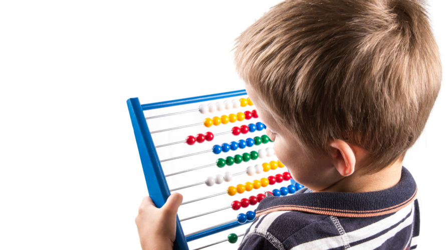 Un niño juega con un ábaco en una imagen de recurso. 
