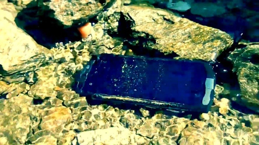 Un móvil estropeado por caerse en un río. ARCHIVO