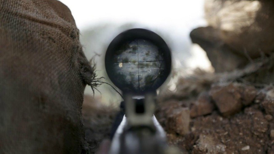 Imagen de recurso de un francotirador en su línea de posición. EUROPA PRESS
