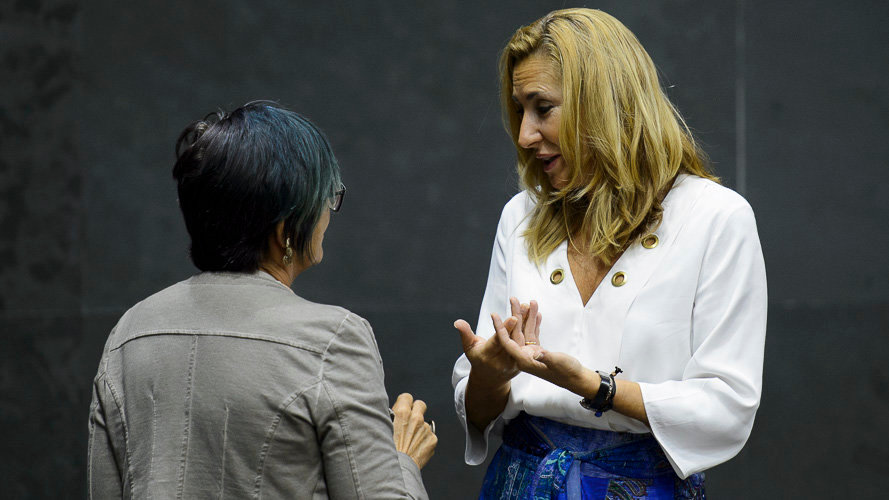 Ana Beltrán (PPN) habla con Tere Sáez (Podemos). PABLO LASAOSA