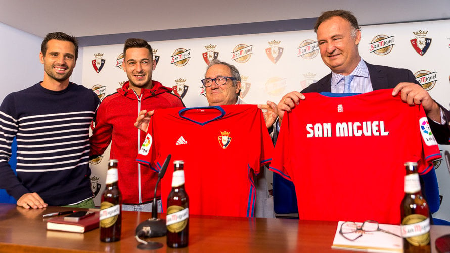 El estadio del Sadar ha sido el escenario de la presentación este mediodía del acuerdo entre Osasuna y la empresa cervezas San Miguel para los próximos tres años (7). IÑIGO ALZUGARAY