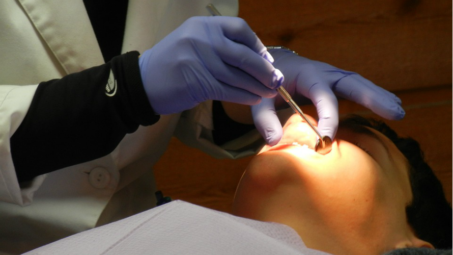 Un dentista observa la boca de un niño en una imagen de recurso. ARCHIVO