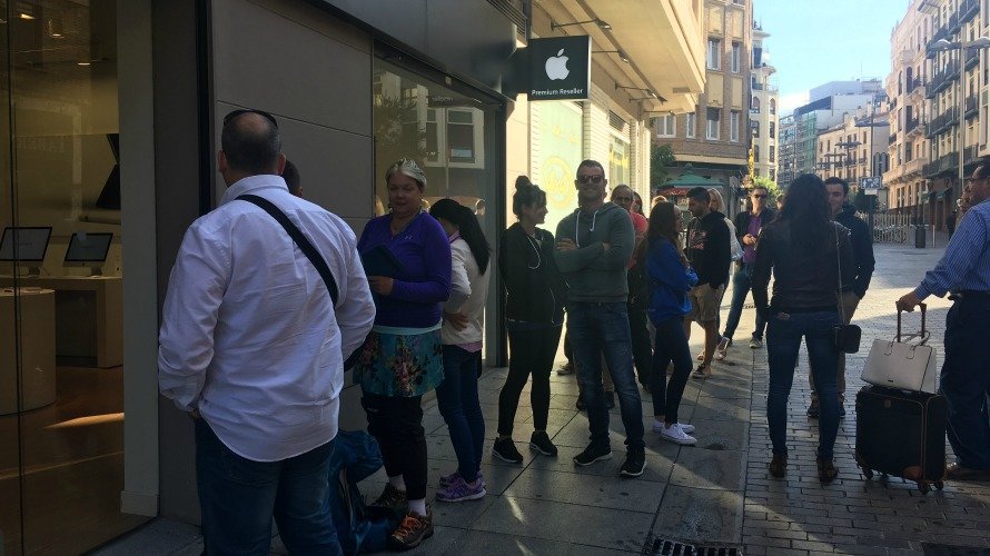 Las colas en K-Tuin Pamplona ante la llegada del iPhone 7. 