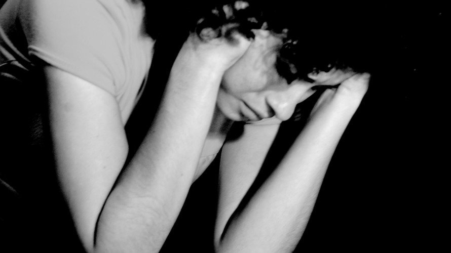 Imagen de archivo de una mujer cabizbaja y llorando. ARCHIVO