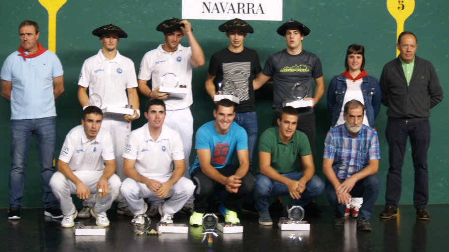 Foto conjunta de los finalistas con sus trofeos del torneo Vírgen de las Angustias en Lodosa.