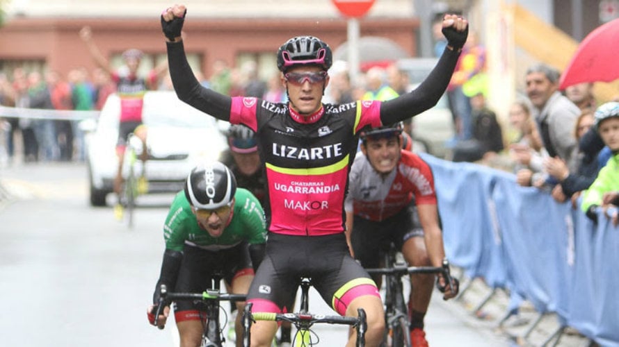 Sergio Samitier levanta los brazos al ganar la carrera al esprint. Lizarte.