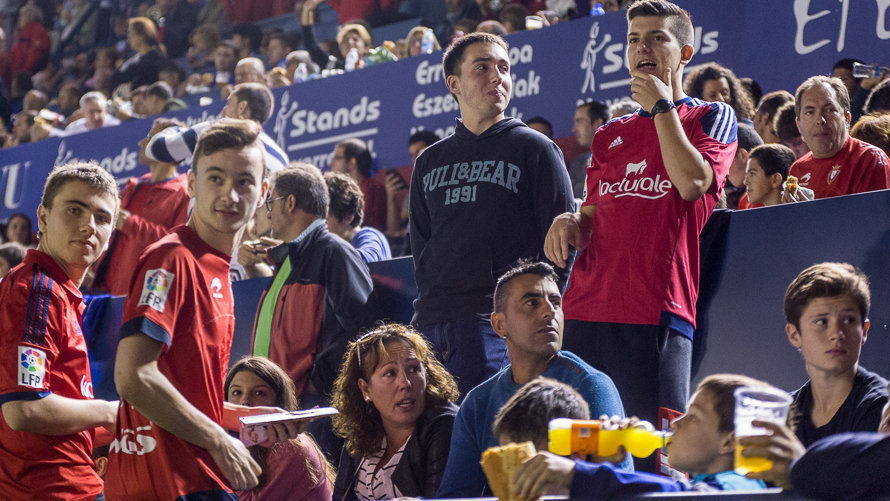 Imágenes de la afición en la grada del estadio de El Sadar durante el partido entre Osasuna y Espanyol (14). IÑIGO ALZUGARAY