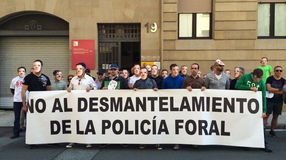Protesta del Sindicato de Policía Foral en la Delegación del Gobierno en Navarra por la nueva Ley de Policías S REDÍN