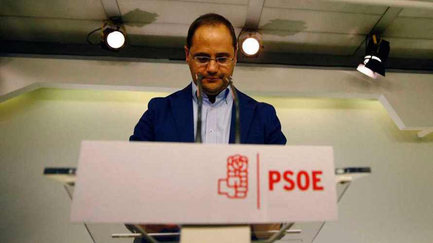 El secretario de Organización del PSOE, César Luena, durante la rueda de prensa.
