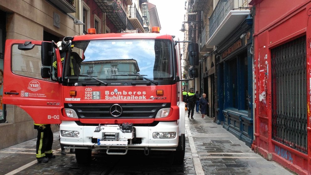 El incendio de un inmueble en la calle Zapatería de Pamplona provoca la muerte de una mujer por intoxicación. DG (3)