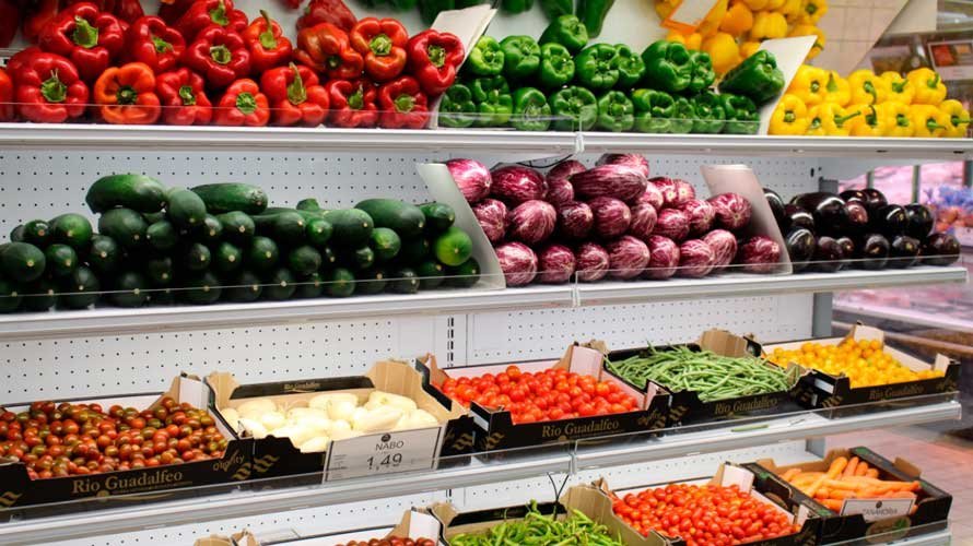 Frutas y verduras en la zona de alimentación de un supermercado. S. REDÍN