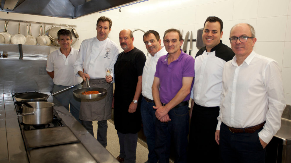Los finalistas del concurso de Chistorra 2015, junto con Luis Zuazu, presidente del Gremio de Carniceros y Charcuteros, Javier Prados y Javier Díaz chef del restaurante Alhambra.
