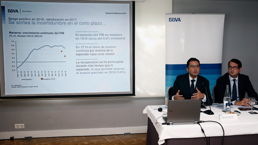 El economista jefe para España de BBVA Research, Miguel Cardoso (i), y el director territorial de la entidad para la zona norte, Pello Belausteguigoitia (d), durante la presentación de un informe del gabinete de estudios del BBVA.