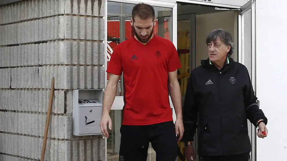 El entrenador de Osasuna, Enrique Martín se ha incorporado a los entrenamientos del equipo rojillo después de que el pasado sábado se retirara durante el partido que su equipo disputó frente a la U.D Las Palmas al sufrir una &#34;urgencia hipertensiva&#34;. EFE/Jesús Diges