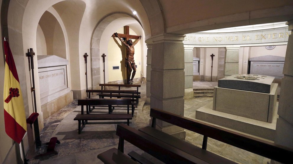 Interior de la cripta del Monumento a los Caidos donde se encuentran enterrados los restos de los generales Emilio Mola y José Sanjurjo y de otros seis combatientes del bando franquista. EFE/Jesús Diges