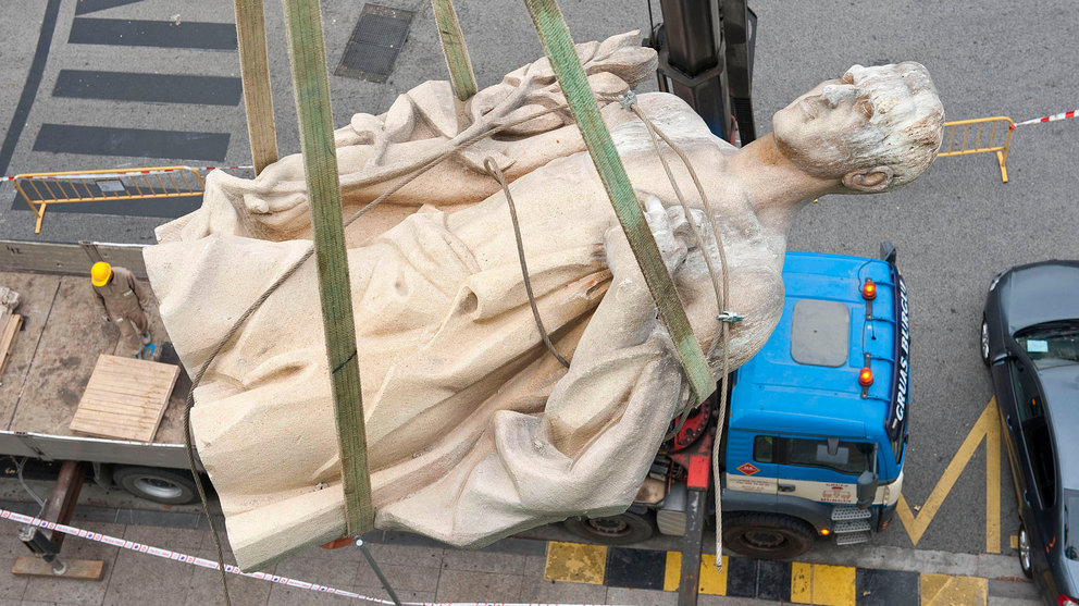 Una de las esculturas del Palacio de Navarra es bajada a un camión tras la retirada de la laureada..