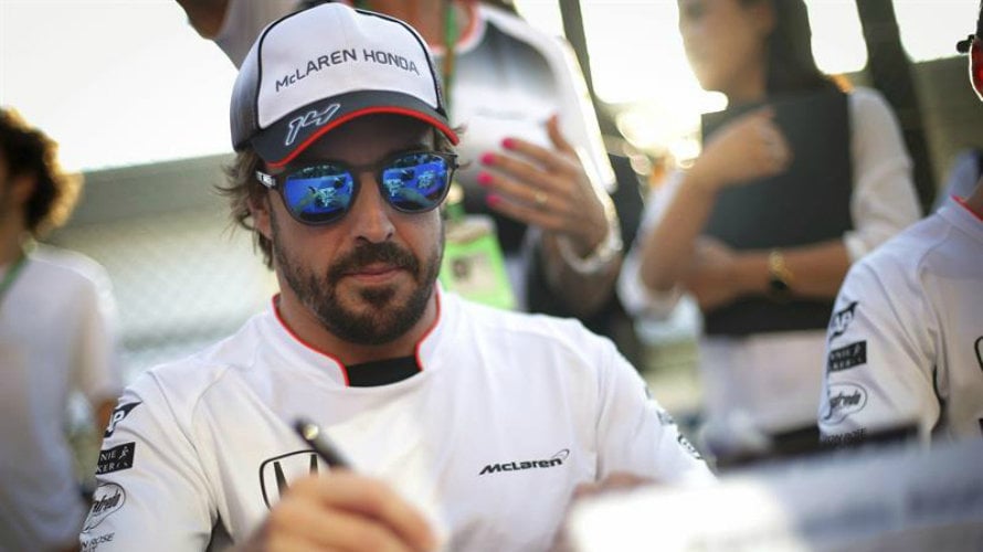 Fernando Alonso firma autógrafos. Efe