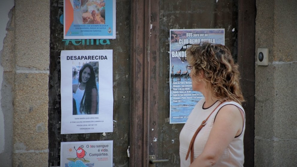 Una mujer pasa junto a un cartel con sobre Diana Quer en A Pobra. G. Araluce