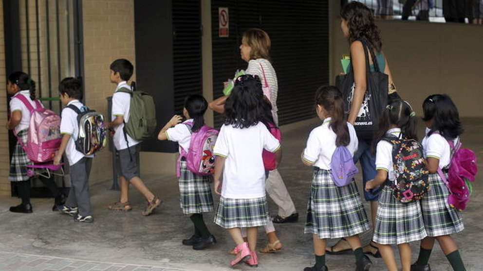 Más de 20 asociaciones feministas han firmado el manifiesto contra la falda escolar EFE