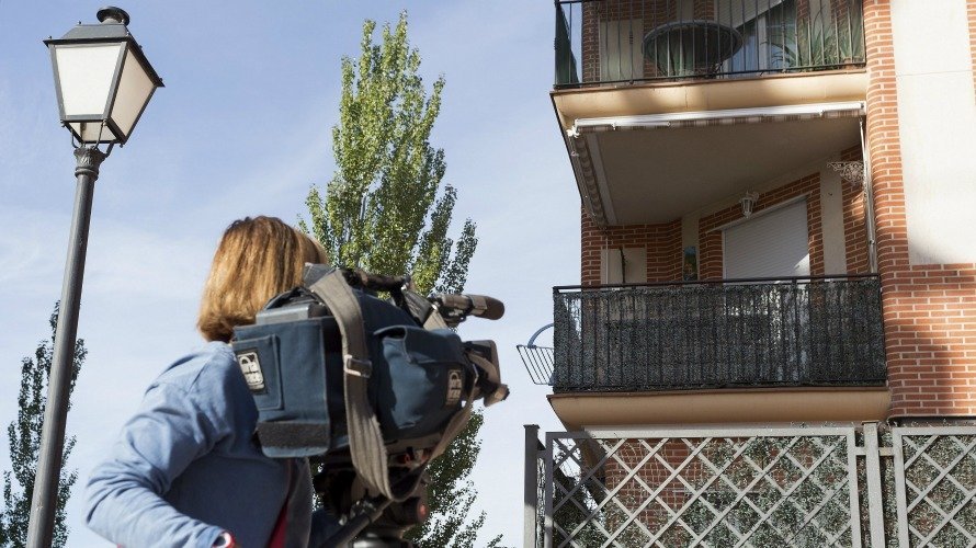 Vista de la vivienda de la calle Cedro en la localidad abulense de Arévalo, donde una mujer de 32 años ha sido asesinada con un arma blanca por su pareja. RAÚL SANCHIDRIÁN. EFE