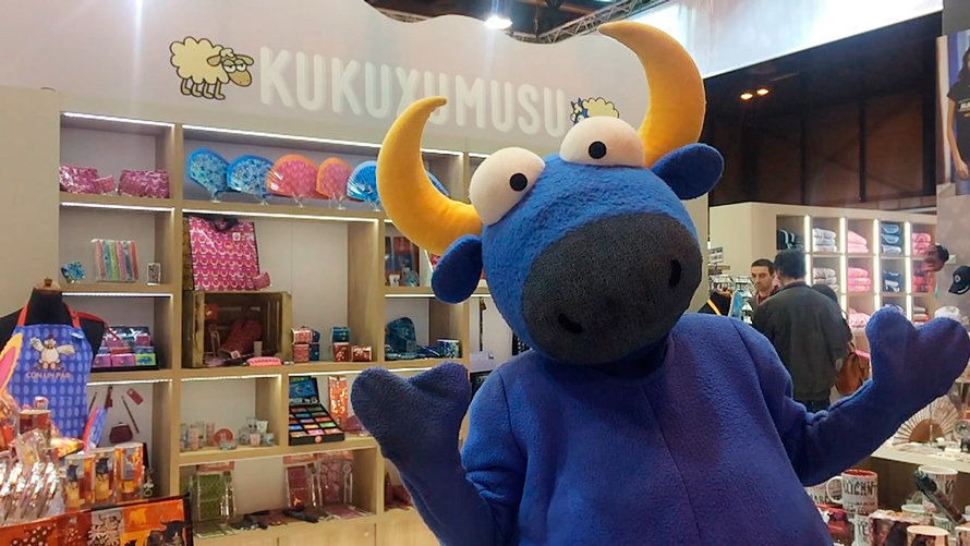 El toro de Kukuxumuxu pasea por el stand de la marca en el Brand Licensing Europe de Londres.