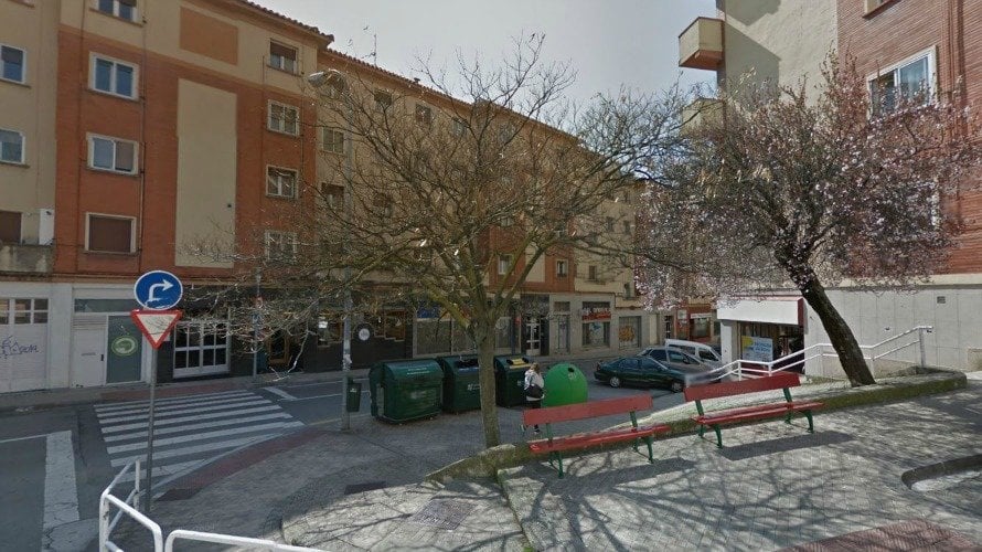 Calle Sangüesa de Pamplona y paso de cebra donde se produjo el atropello.