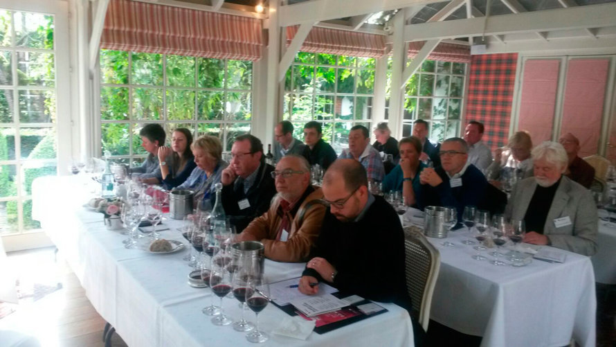Varios de los asistentes a la cata de los vinos de la D.O. Navarra en Gante, Bélgica.