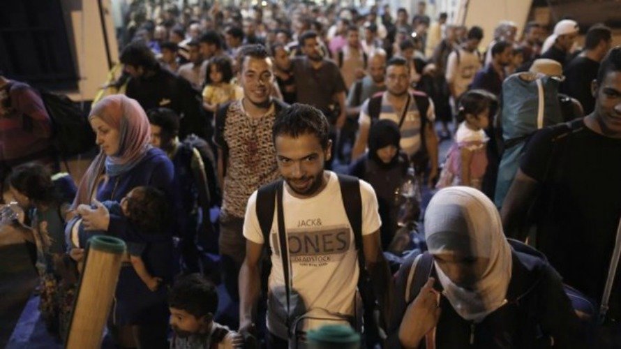 Refugiados sirios llegan en un ferry al puerto de Piraeus, cerca de Atenas. Foto EFE