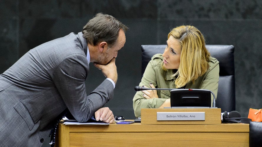 Javier Esparza (UPN) y Ana Beltrán (PP) hablan en un pleno del Parlamento. PABLO LASAOSA 