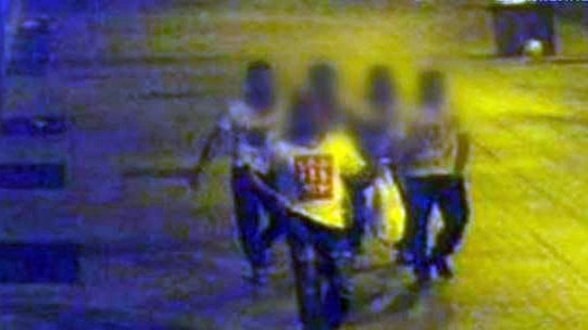 Los cinco acusados caminan por la avenida de Roncesvalles tras la supuesta violación de San Fermín.