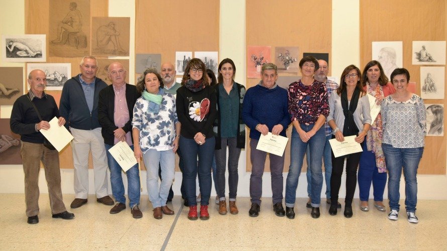 Entrega de los diplomas a las nueve personas que terminaron el pasado curso la formación en dibujo y pintura en la Escuela de Arte Catalina de Oscáriz.