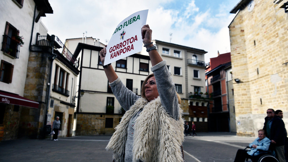 Covite planta cara a los proetarras contra el odio y en favor de la Guardia Civil en Alsasua. Imagen de Consuelo Ordóñez portando uno de los carteles de protesta. PABLO LASAOSA