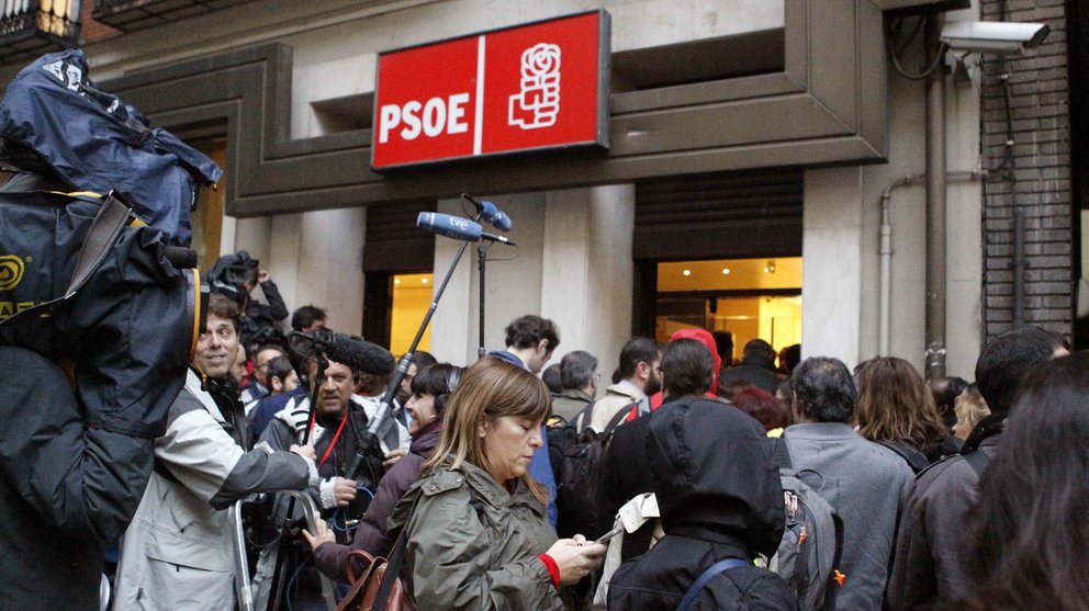 Numerosos medios de comunicación han acudido a la sede del PSOE donde se va a celebrar la decisiva reunión de su Comité Federal. EFE/Víctor Lerena