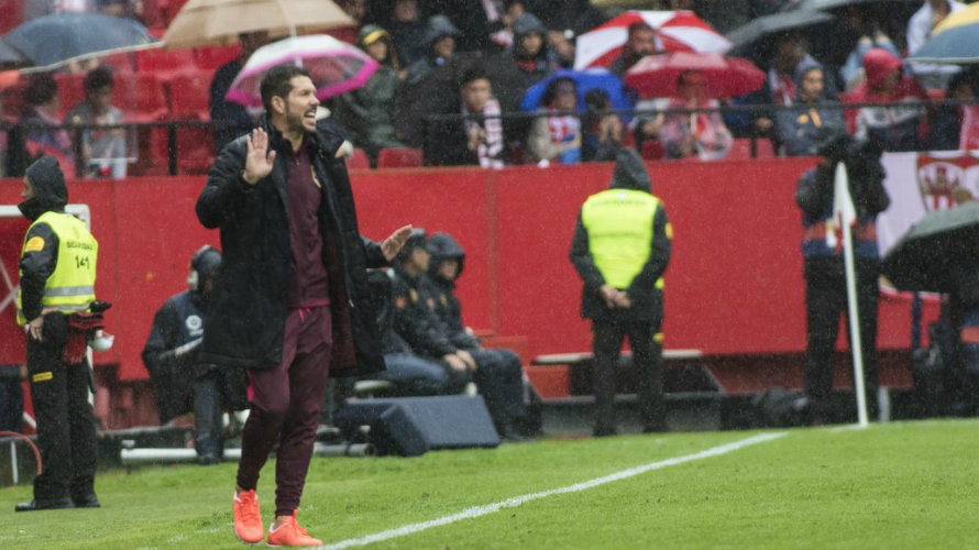 El equipo de Simeone pierde en Sevilla bajo la lluvia. Lfp.