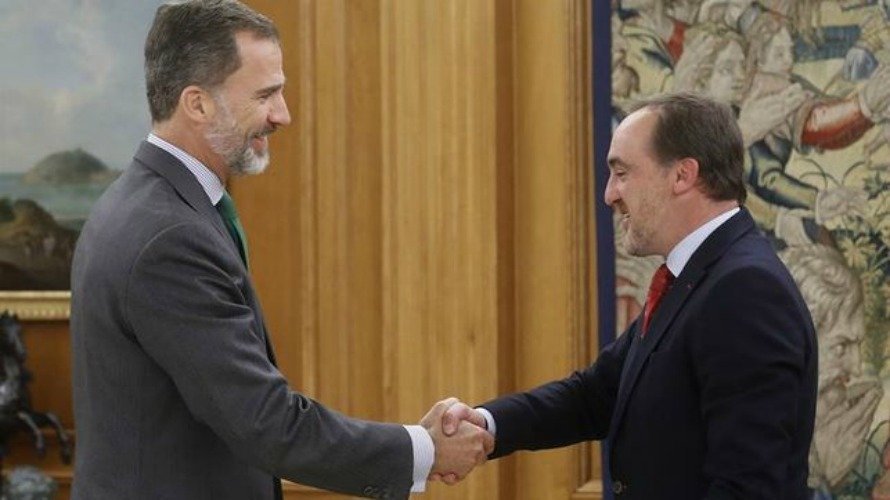 El Rey estrecha la mano de Javier Esparza en el Palacio de la Zarzuela este lunes 24 de octubre. EFE