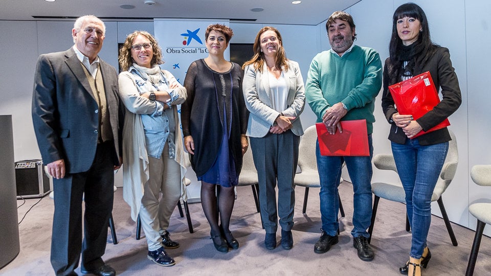La directora territorial de CaixaBank, Ana Díez Fontana, presenta los proyectos sociales dirigidos a facilitar el acceso al mercado laboral a personas en riesgo de exclusión social en Nava (8)