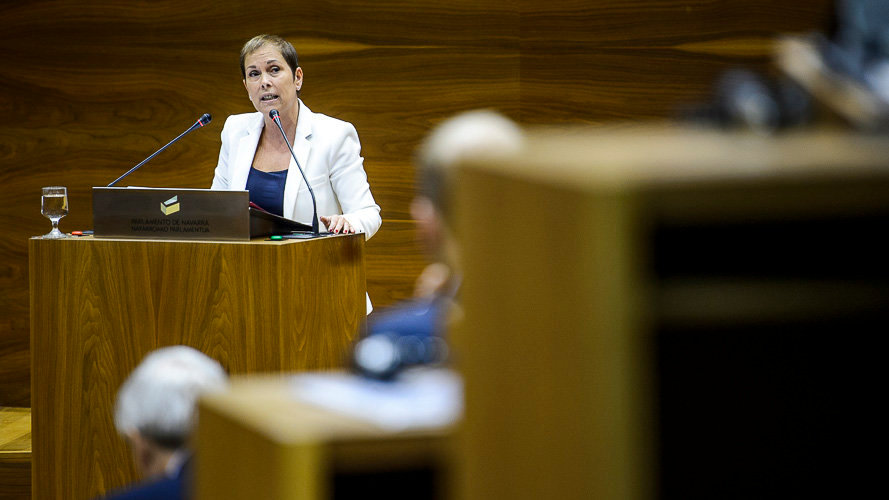 La presidenta del Gobierno de Navarra, Uxue Barkos, habla en el hemiciclo ante los parlamentarios forales. PABLO LASAOSA 01